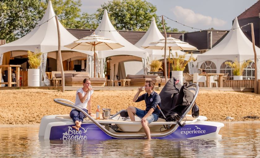 Vakantieparken ontdekken de elektrische waterfiets Vakantieparken ontdekken de elektrische waterfiets